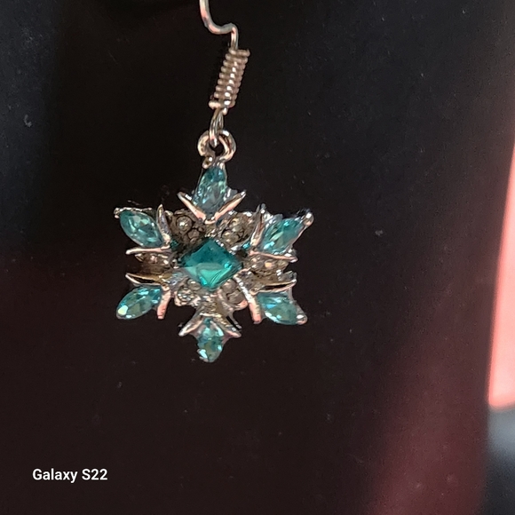 White and Blue Crystals Silver Star Earrings NWT Holiday Christmas Earrings - Picture 5 of 7